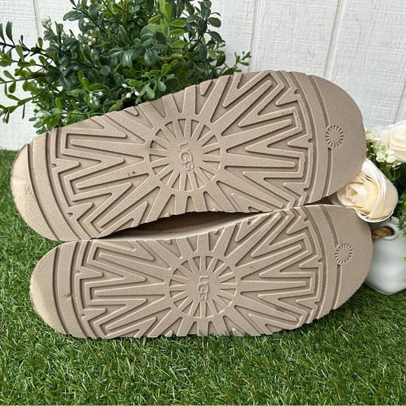 UGG Tazz women size 10
BestSeller/ pre owned 
Color Sand - Picture 16 of 16